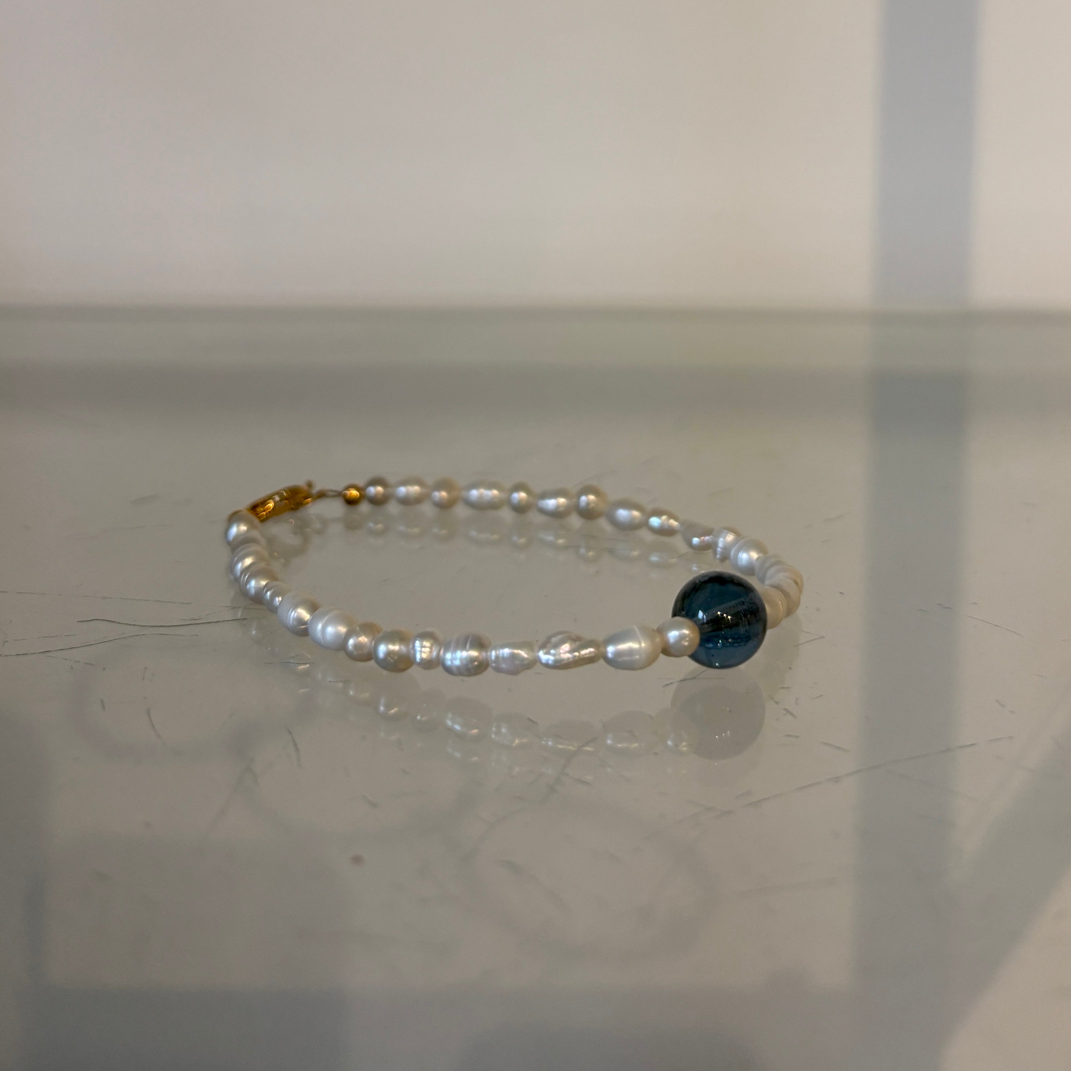 Pearl Bracelet with Centre Bead by bead.bby